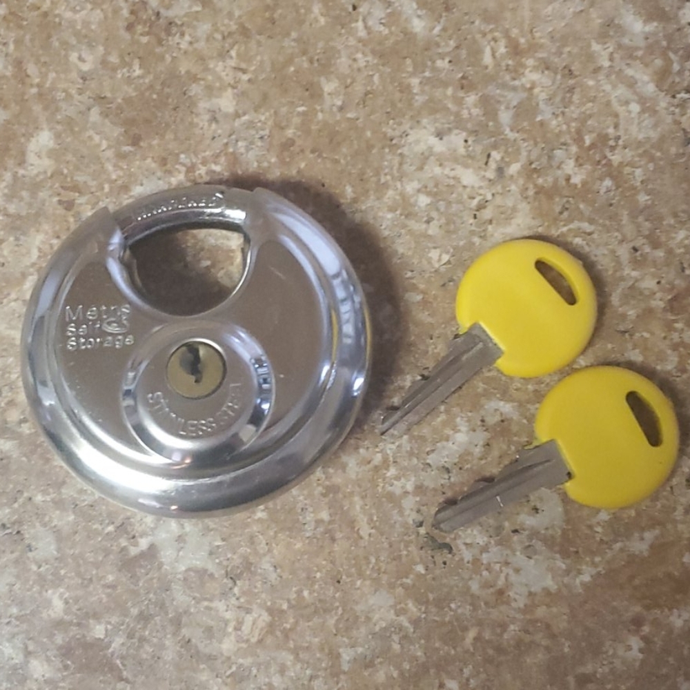 Storage unit lock with 2 keys
